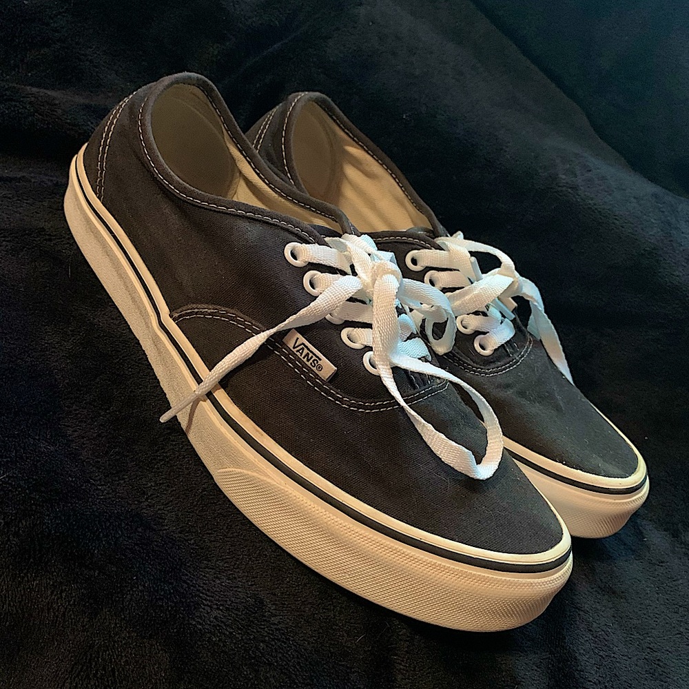 Vans black and white Lace-up Low canvas Top Shoes (mens 8.0 woman 9.5)